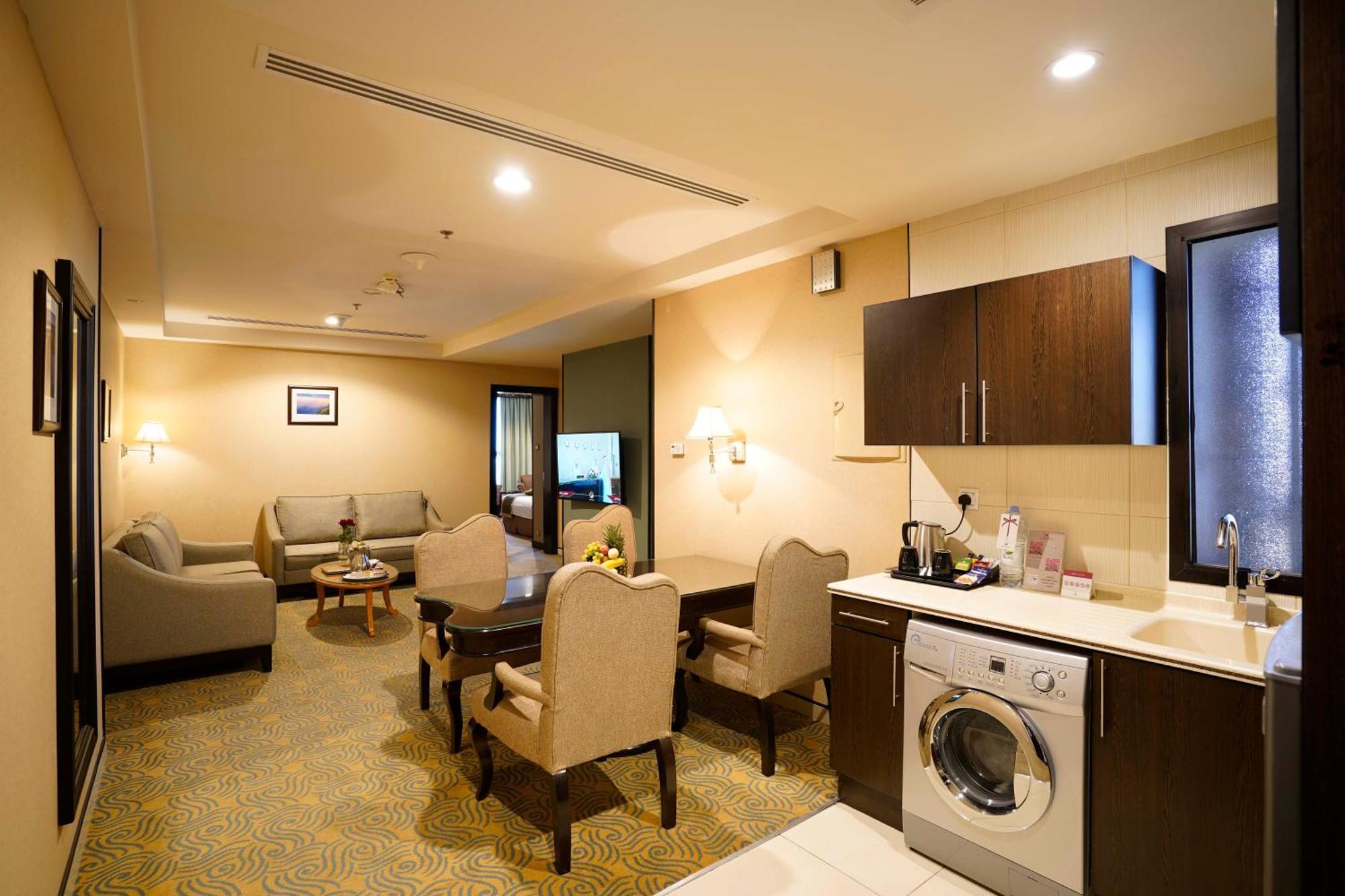 Awaliv International Hotel Ta'if Quarto foto A suite at the hotel