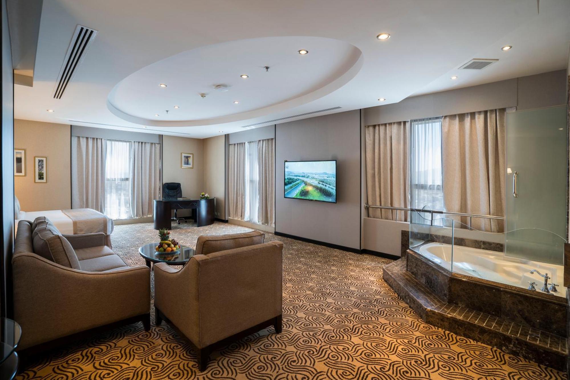 Awaliv International Hotel Ta'if Quarto foto A suite at the hotel