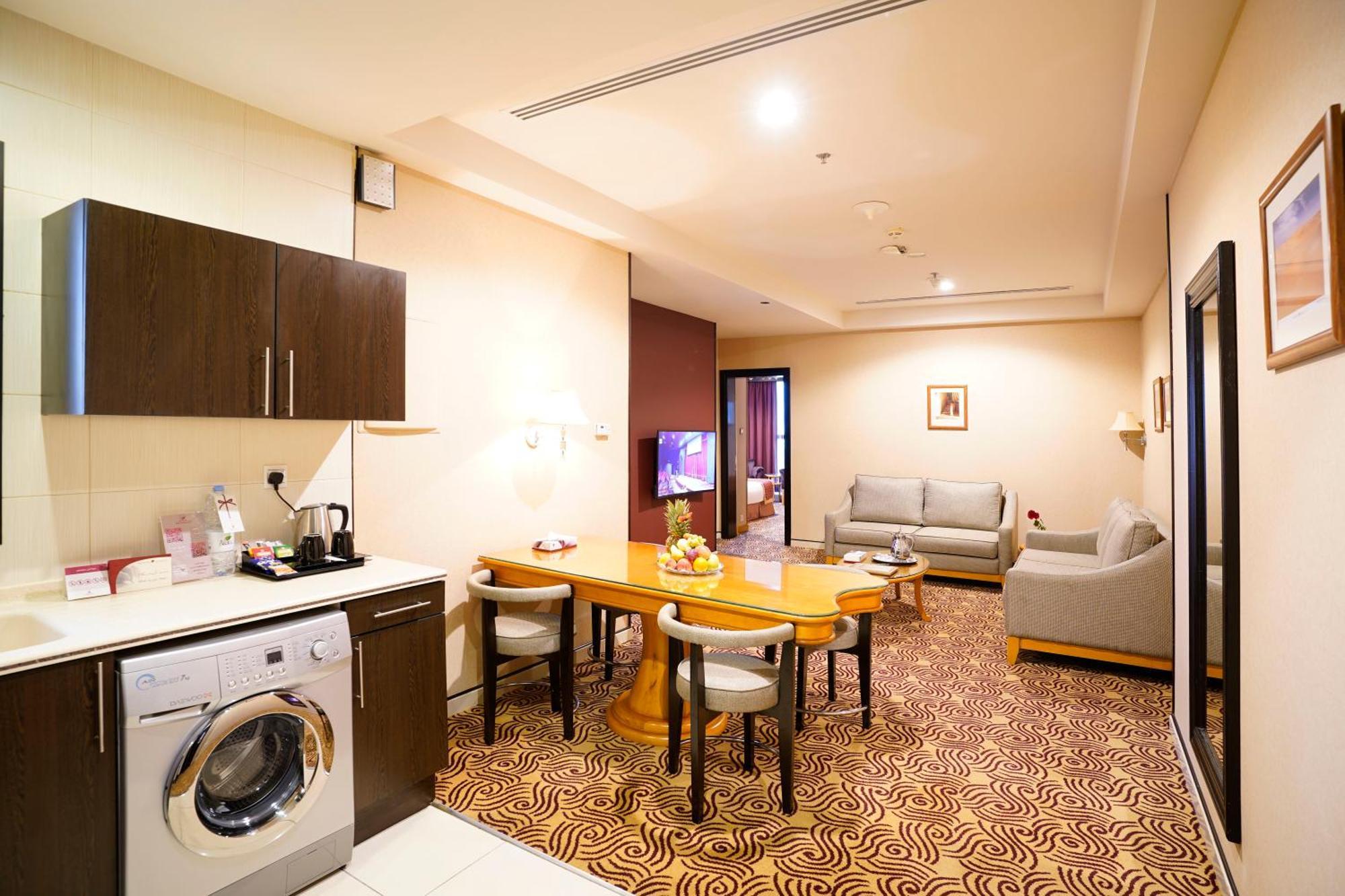 Awaliv International Hotel Ta'if Quarto foto A suite at the hotel